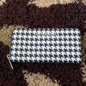 AUTHENTIC MICHAEL KORS WALLET